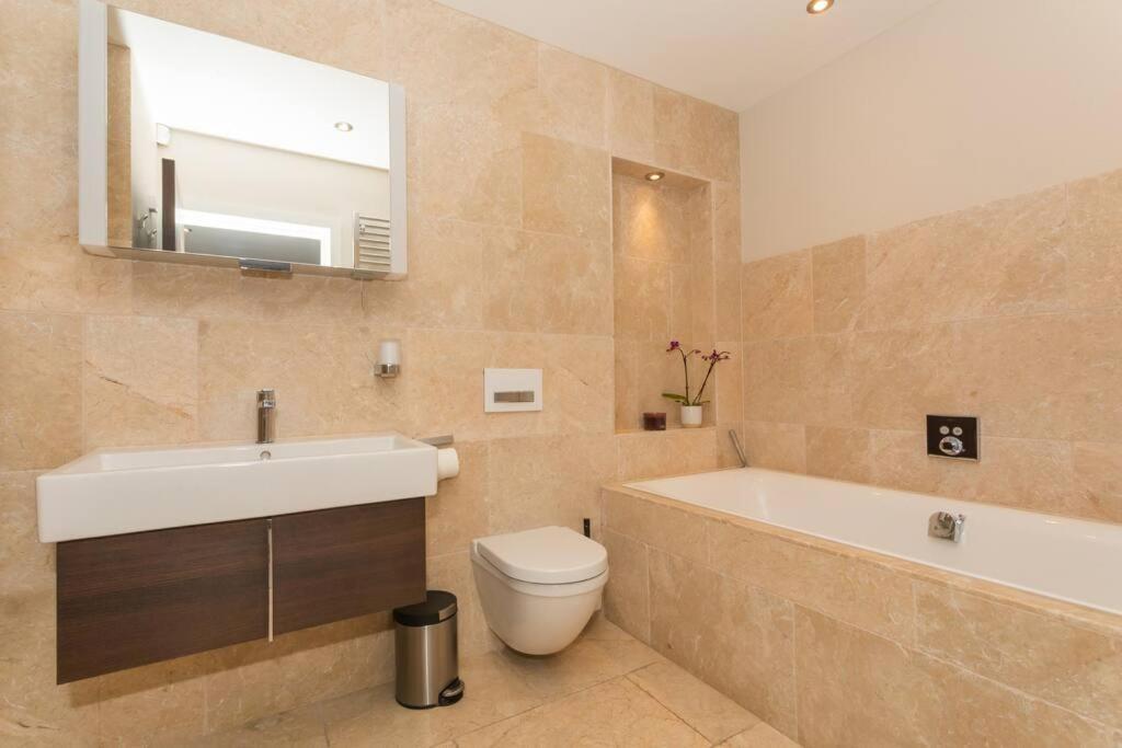 Stylish Penthouse Apartment With Hot Tub Бат Экстерьер фото